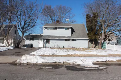 118 Bucket Ln, Levittown, NY 11756