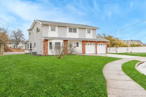24 Brooktree Cir, Lindenhurst, NY 11757