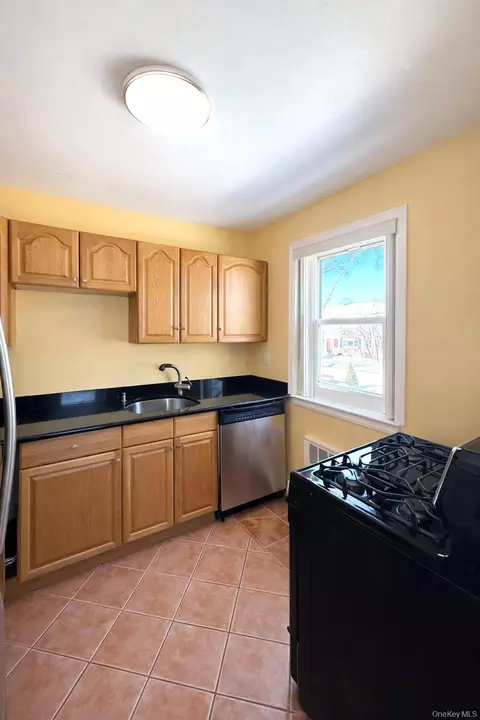 6758 152 St #B, Flushing, NY 11367 photo 6