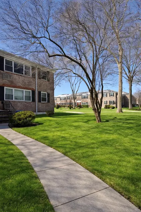 6758 152 St #B, Flushing, NY 11367 photo 10