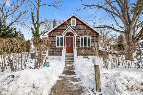 1117 Saint Johnland Rd, Kings Park, NY 11754