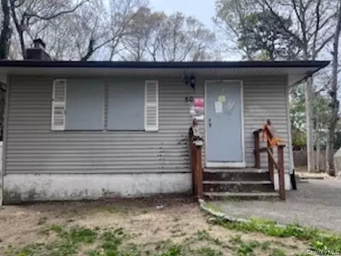 50 Astor Dr, Shirley, NY 11967