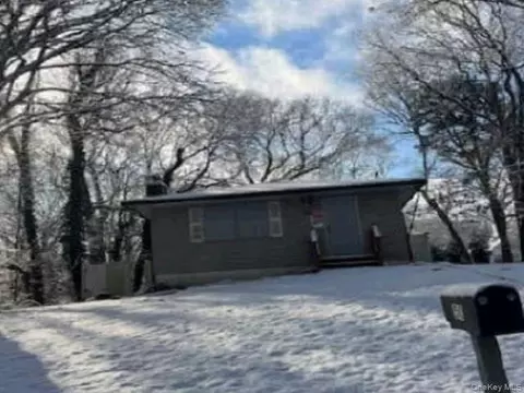 50 Astor Dr, Shirley, NY 11967