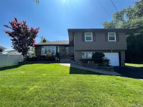 4 Nottinghill Dr, Massapequa, NY 11758