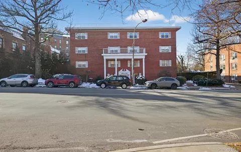 100 S Middle Neck Rd #305, North Hempstead, NY 11021