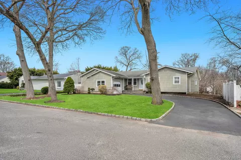 9 Wiggins St, Ronkonkoma, NY 11779