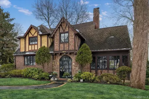 194 Hickory Grove Dr E, Larchmont, NY 10538