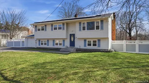 147 Coates Ave N, Holbrook, NY 11741