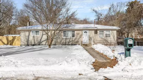 17 Nelson Pl, Mastic, NY 11950