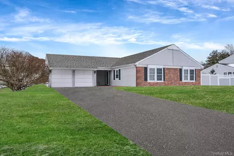 16 Magic Mountain Dr, Coram, NY 11727