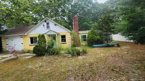 200 Oak Ave, Riverhead, NY 11901