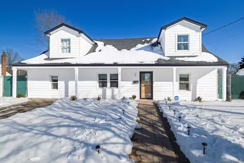2125 North Dr, Seaford, NY 11783