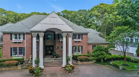 11 Danton Ln N, Locust Valley, NY 11560