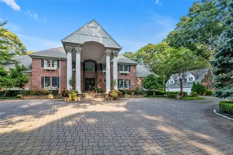 11 Danton Ln N, Locust Valley, NY 11560