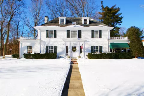 6 Emmet Pl, Garden City, NY 11530