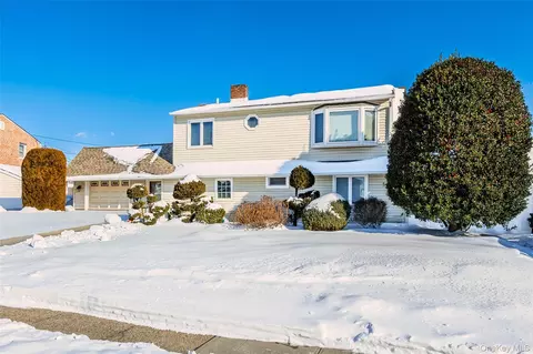 43 Wildflower Ln, Wantagh, NY 11793