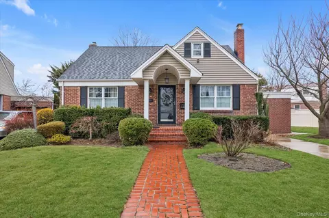 212 Wilton St, North Hempstead, NY 11040