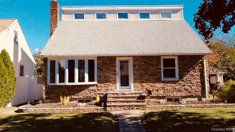 77 Lynton Rd, North Hempstead, NY 11507