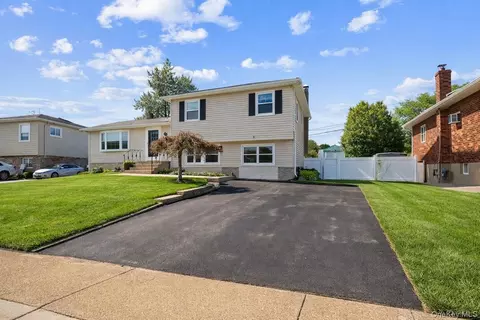46 Lincoln St, Farmingdale, NY 11735