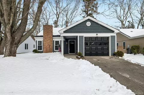 304 Kingston Ct, Ridge, NY 11961