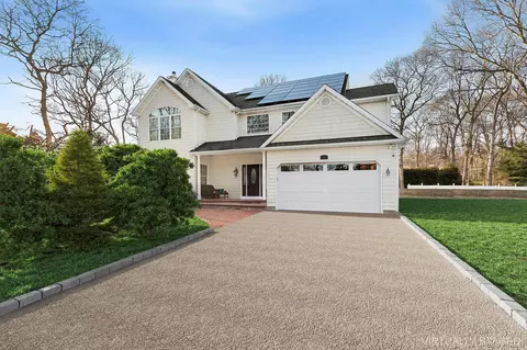 6 Dogwood St, East Quogue, NY 11942