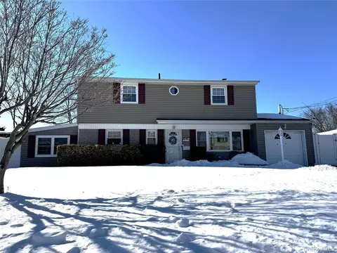 638 Saint George Ave, North Babylon, NY 11703