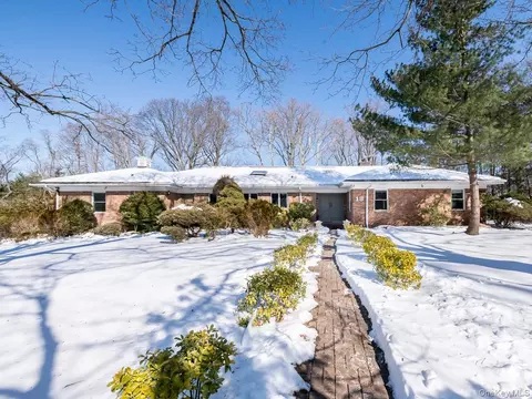 13 Lighthouse Rd, North Hempstead, NY 11024
