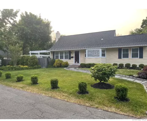 31 Armell St, Huntington Station, NY 11746