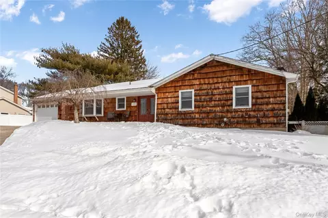 17 Meroke Ln, Rocky Point, NY 11778