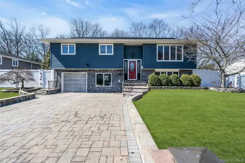 15 Fairway Dr, Old Bethpage, NY 11804