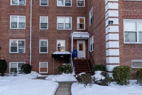 12 Edwards St #3B, North Hempstead, NY 11577