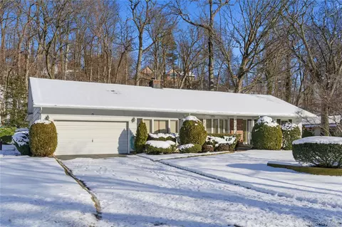 75 Mimosa Dr, North Hempstead, NY 11576