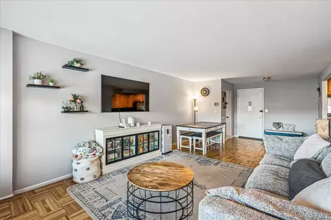 17-85 215th St #1P, New York, NY 11360