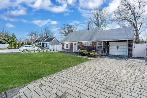 694 Whittier St, North Hempstead, NY 11590