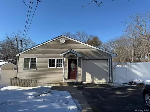 168 Woodycrest Dr, Farmingville, NY 11738