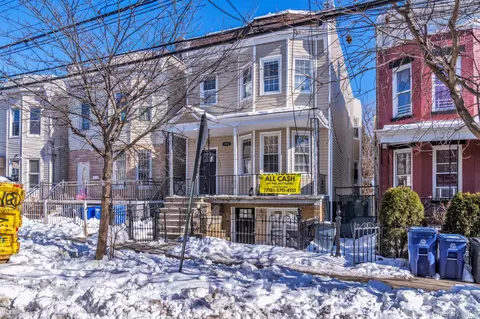 1852 Amethyst St, New York, NY 10462