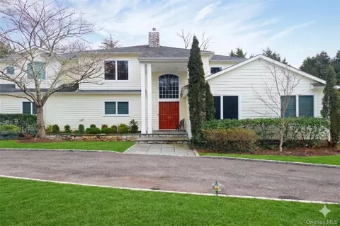 9 Meadowbrook Ln, North Hempstead, NY 11568