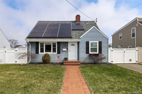 75 Riverside Ave, Merrick, NY 11566