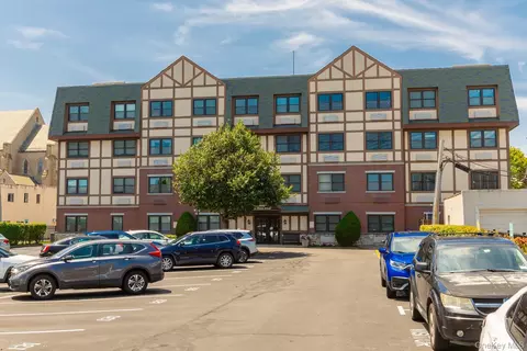 55 Clinton Ave #403, Rockville Centre, NY 11570