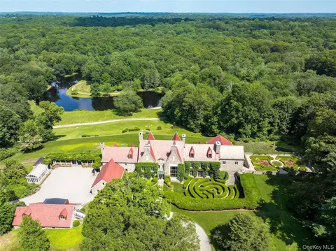 1233 Rock Rimmon Rd, Stamford, CT 06903