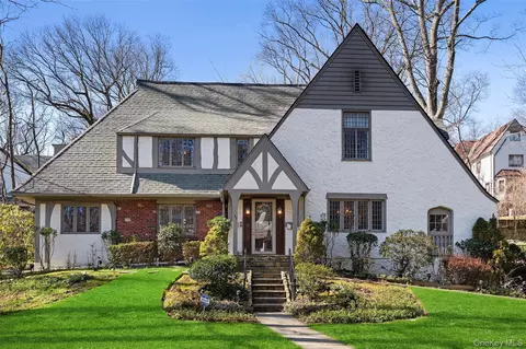 103 Aviemore Dr, New Rochelle, NY 10804