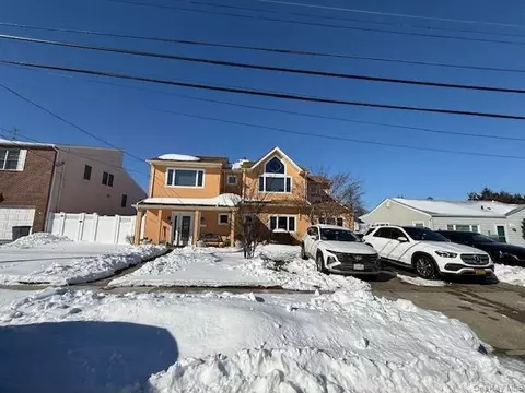 109 Elliot St, Merrick, NY 11566