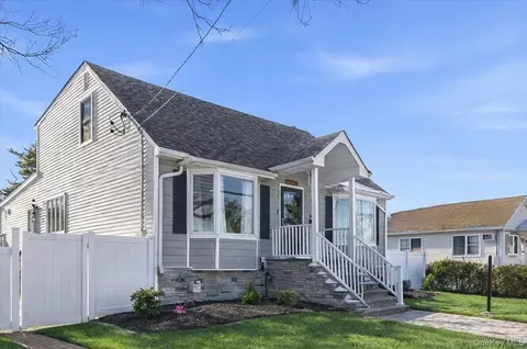 815 S 4th St, Lindenhurst, NY 11757