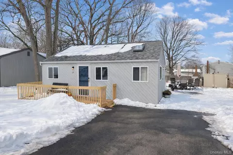 17 Oneida Ave, Selden, NY 11784