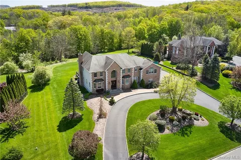 17 Constitution Ct, Tuxedo, NY 10987