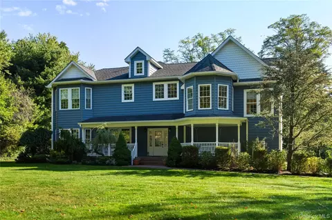 6 Empire Ct, Dix Hills, NY 11746