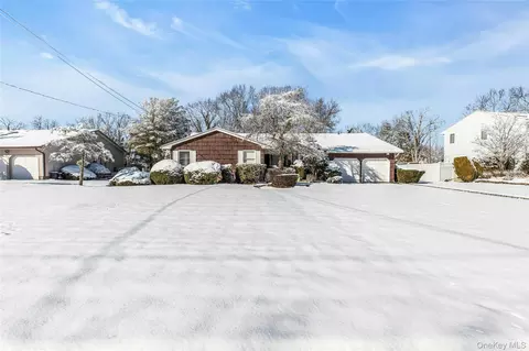 61 Hofstra Dr, Plainview, NY 11803