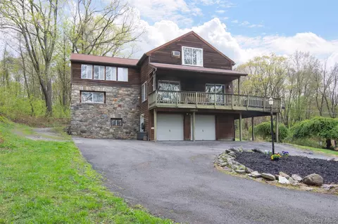 16 Oskar Dr, Mahopac, NY 10541