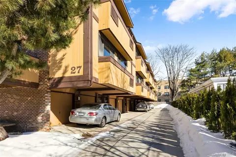 27 Bond St #B, North Hempstead, NY 11021