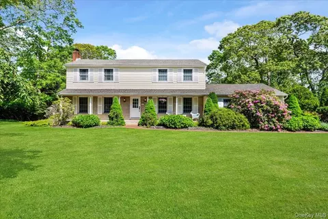 15 Oak Ln, Hampton Bays, NY 11946